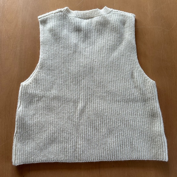 Tank tops 🤍 - Picture 4 of 4